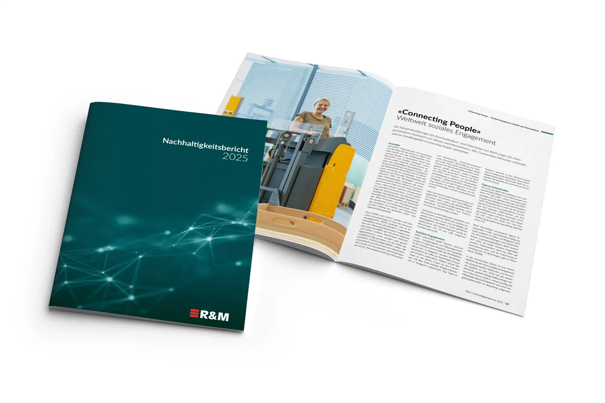 Der Nachhaltigkeitsbericht von R&M: die Titelseite und das aufgeschlagene Heft.